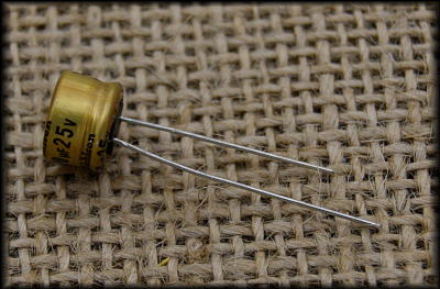 Nichicon Muse FG Fine Gold UFG1V222MHM  2200uF 35V  18x35,5mm  RM7,5 #WP 2 pcs 